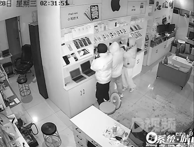 3男子闯入苹果手机店，盗走18台手机模型，店家：他们凌晨破门而入，作案过程仅36秒